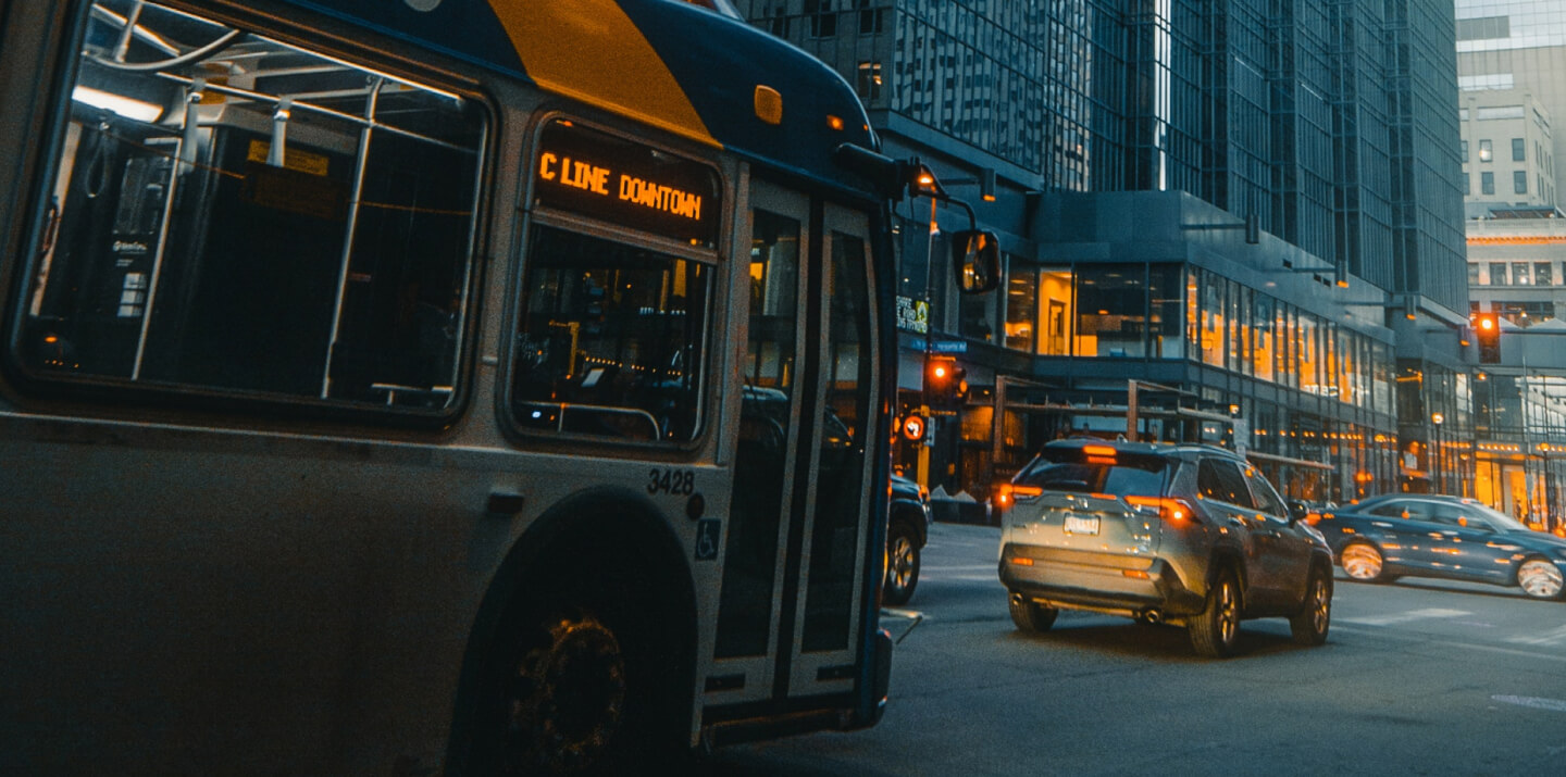 Pessoa carregando eletricamente o seu carro